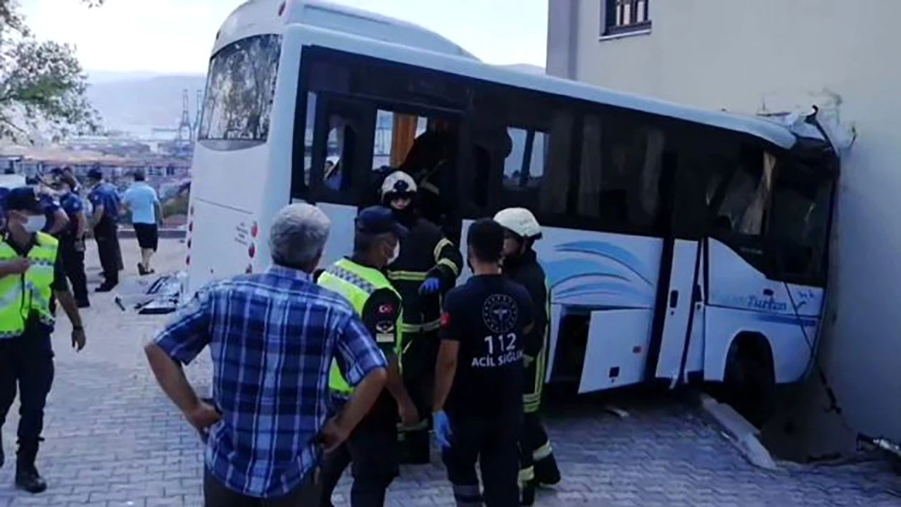 Kocaeli'de jandarmaları taşıyan midibüs evin duvarına girdi: 17 asker yaralı