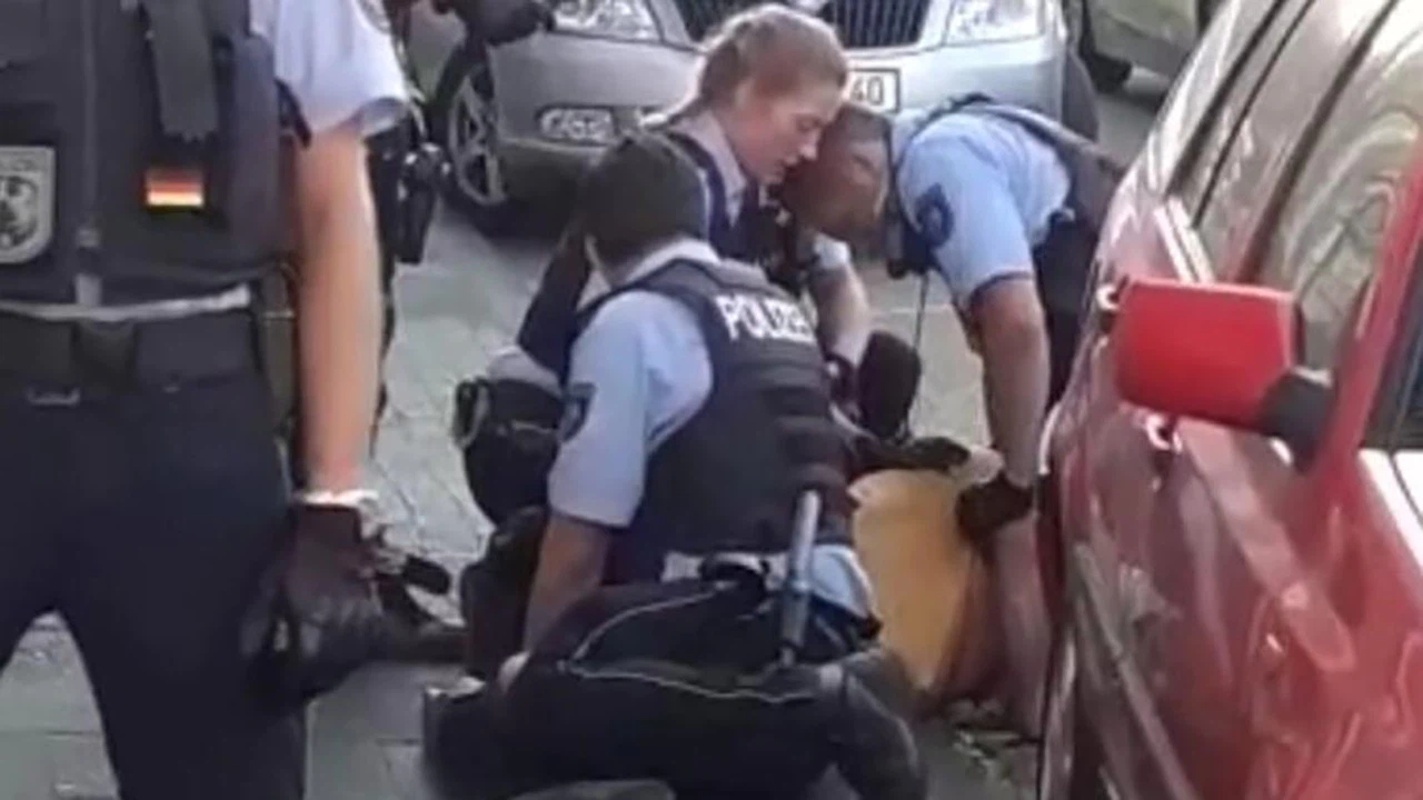 Alman polisi aracını hatalı park eden Türk aileyi darp etti