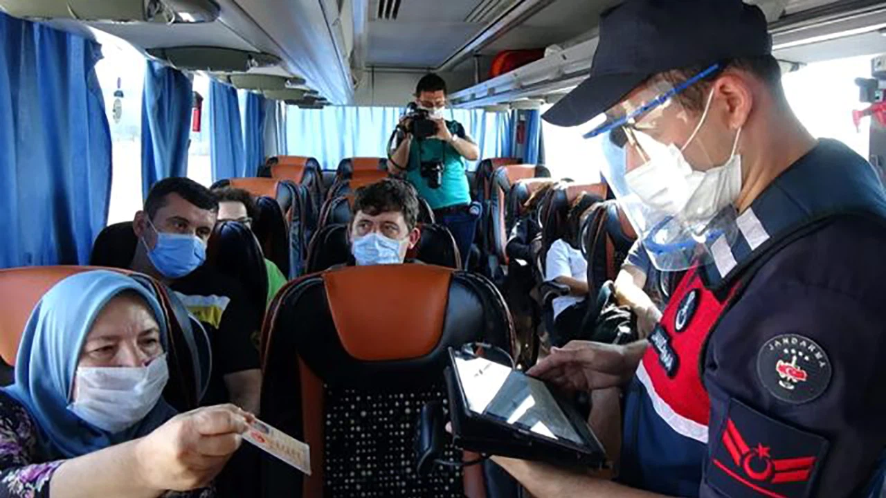 Ev karantinasında olması gereken kadın, yolcu otobüsünden çıktı