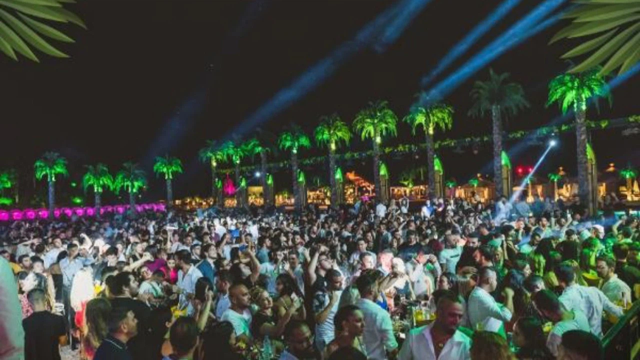 KKTC’de sosyal mesafesiz parti tepki çekti