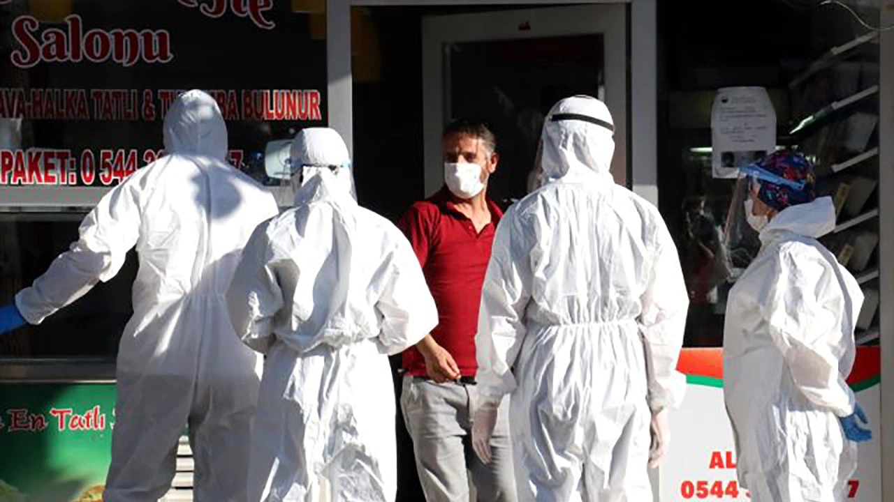 Karantinada olması gereken çiğ köfteci satış yaparken yakalandı