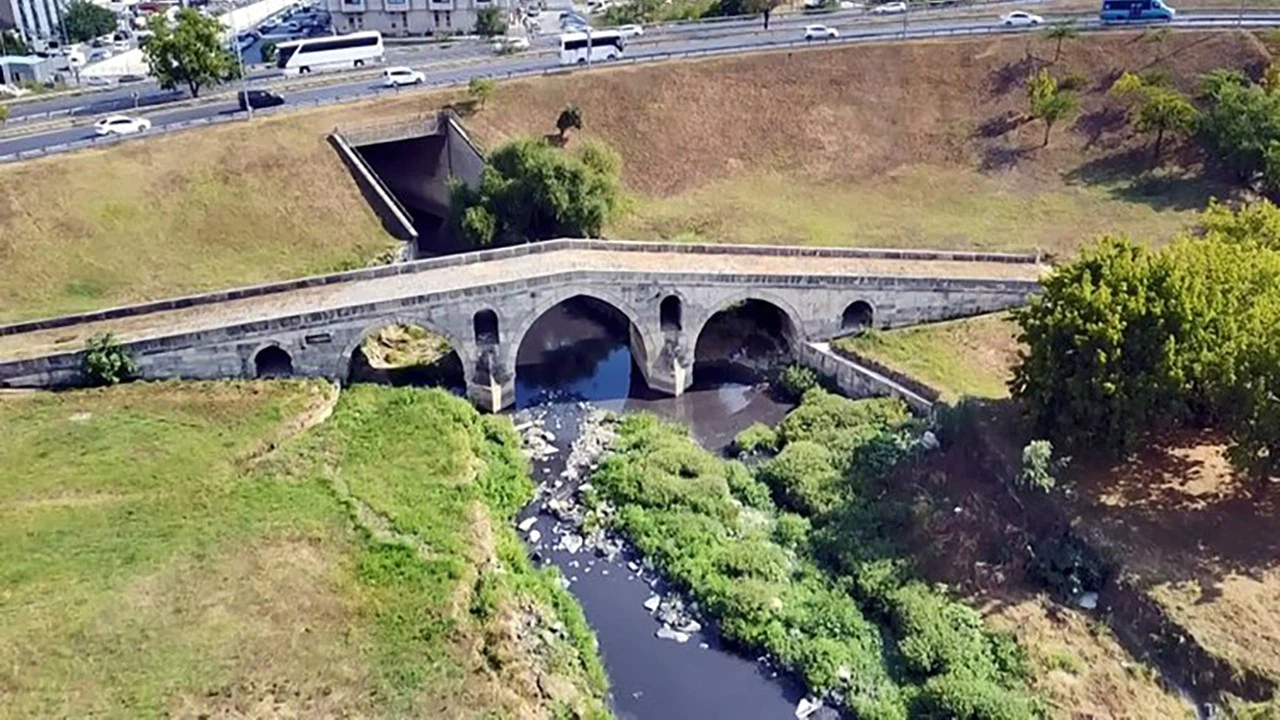 Mimar Sinan'ın yaptığı köprü çöplüğe döndü