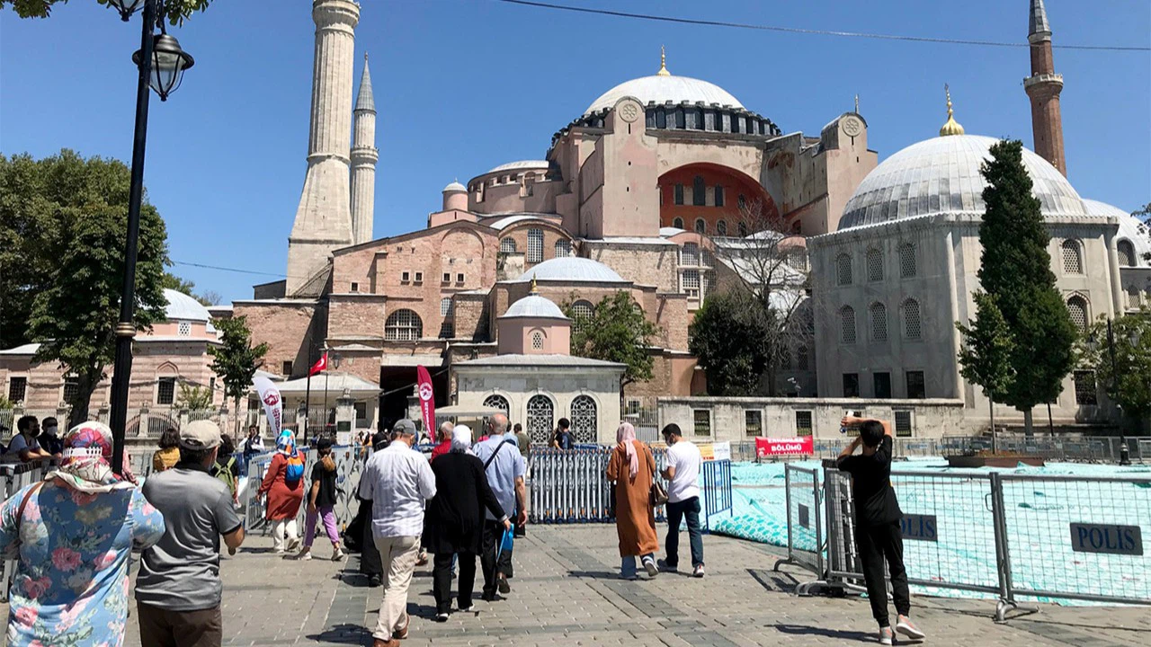 Ayasofya'ya girişlerde kıyafet düzenlemesi