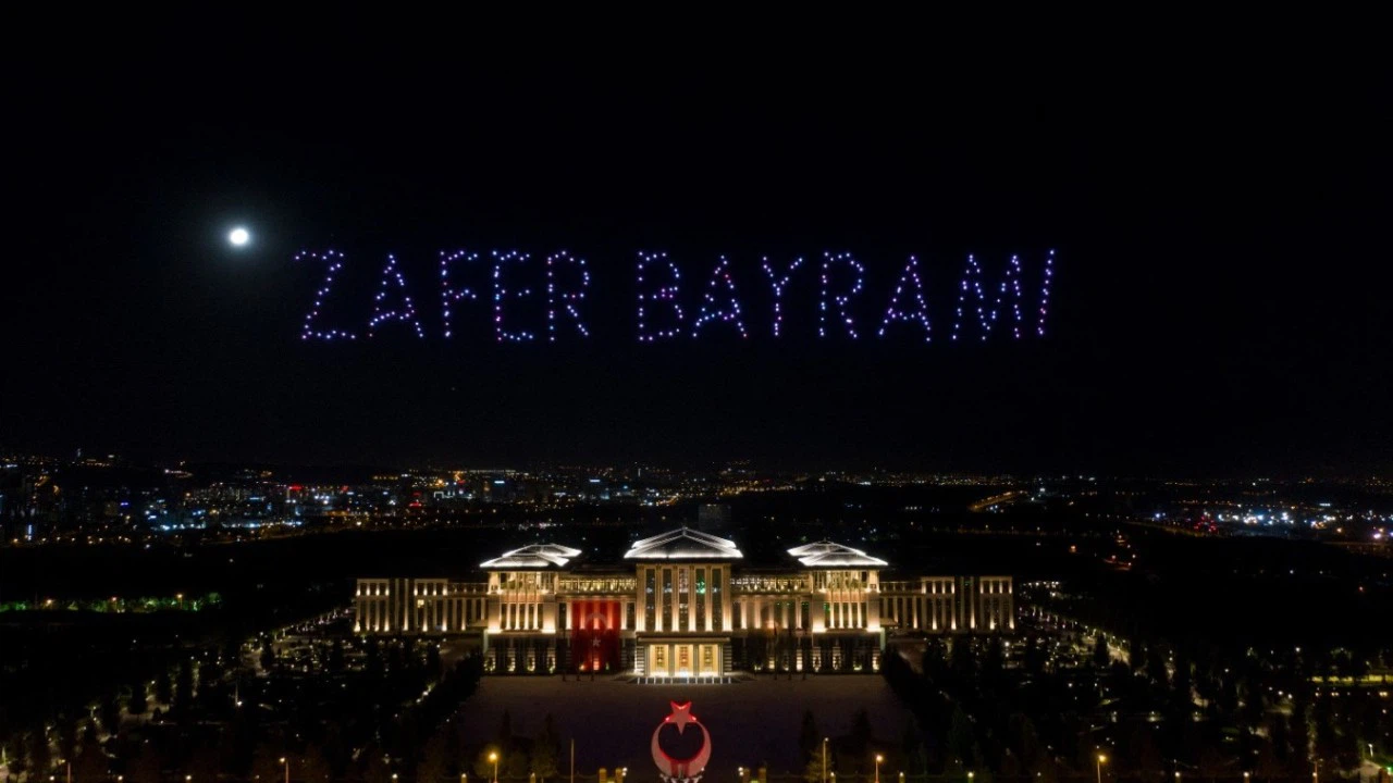 300 İHA ile muhteşem gösteri