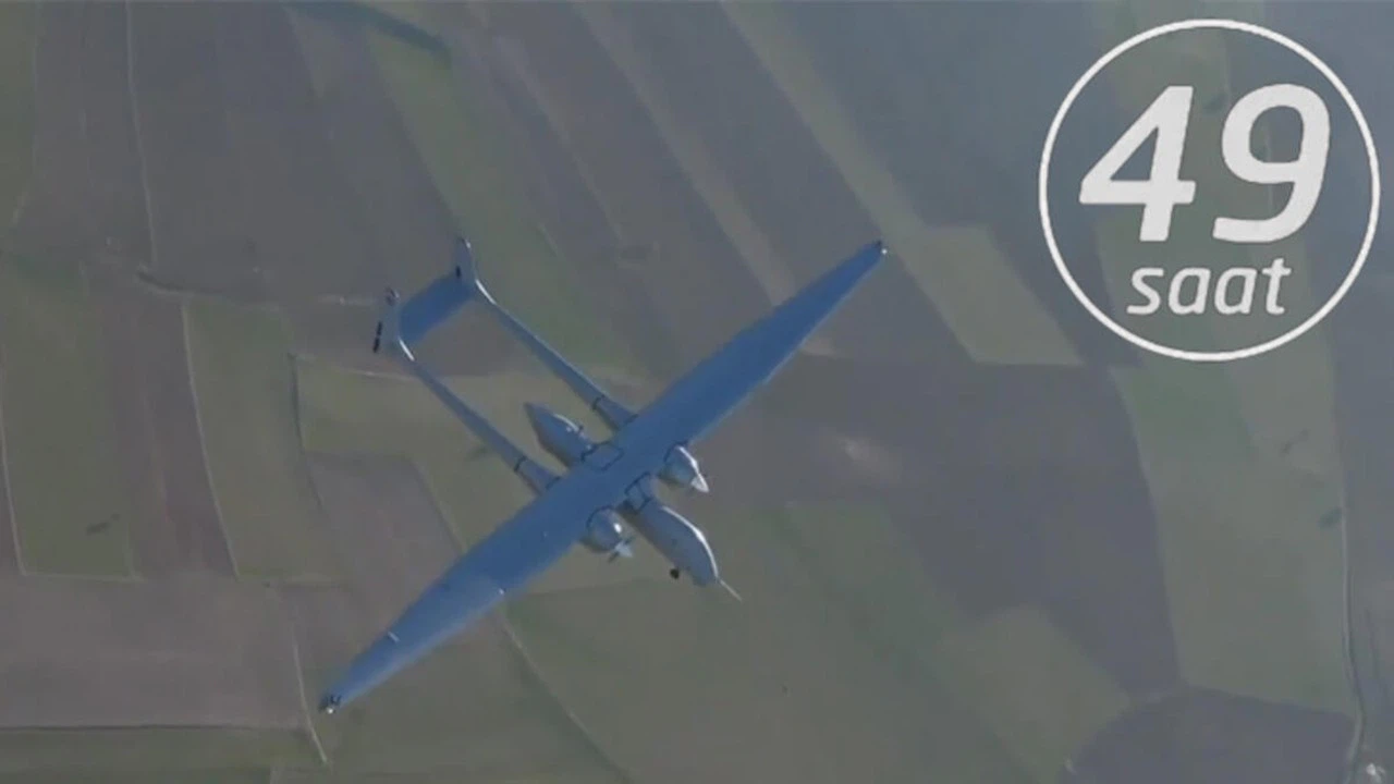 Aksungur 20 bin feet irtifada Türk bayrağı çizdi