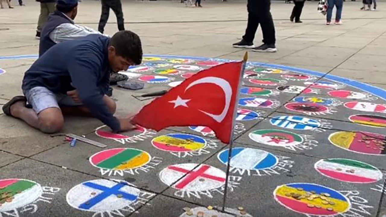 Almanya'da ülke bayraklarını yere çizen sanatçı Türk bayrağını asmayı tercih ediyor