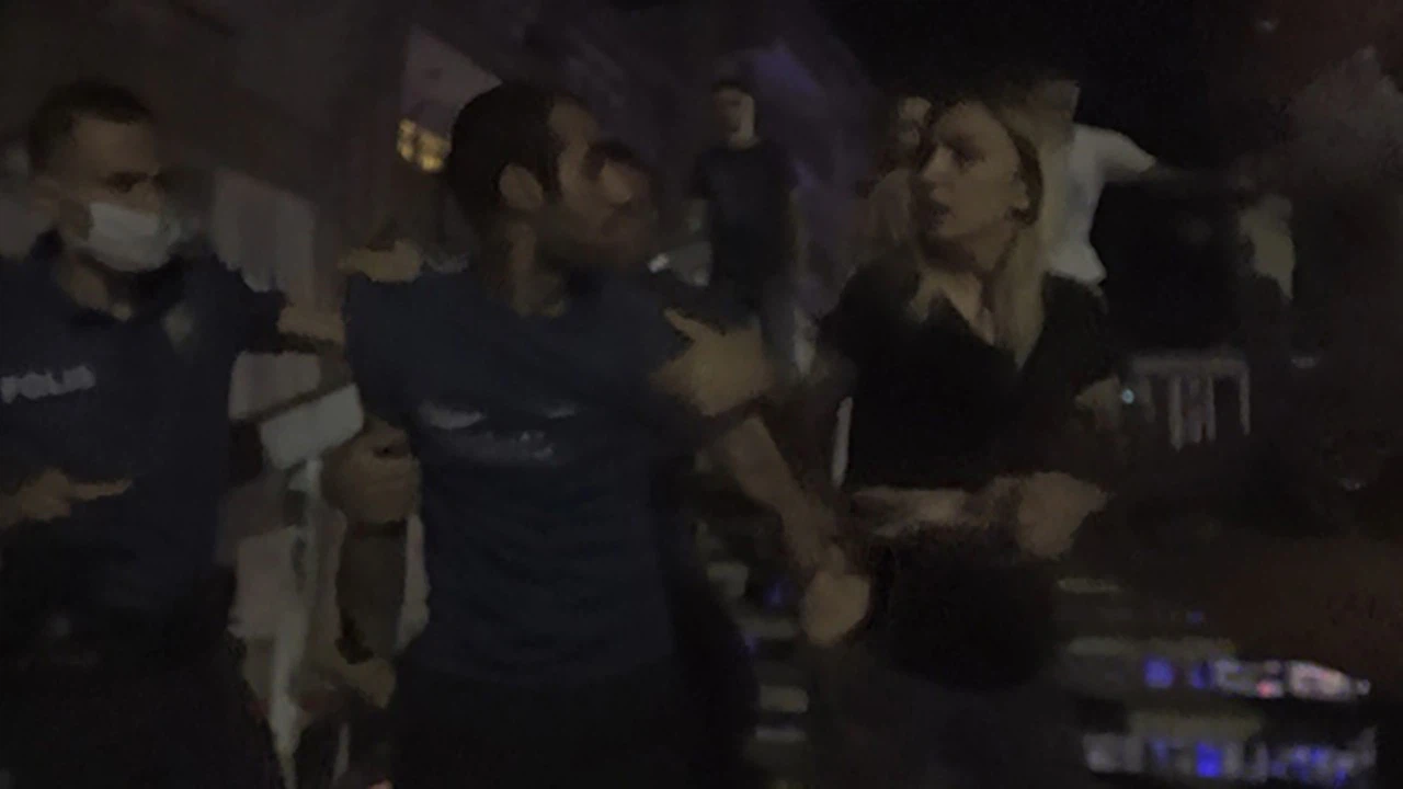 Gazeteci ve polislere koronavirüs temaslı kişilerden bıçaklı saldırı