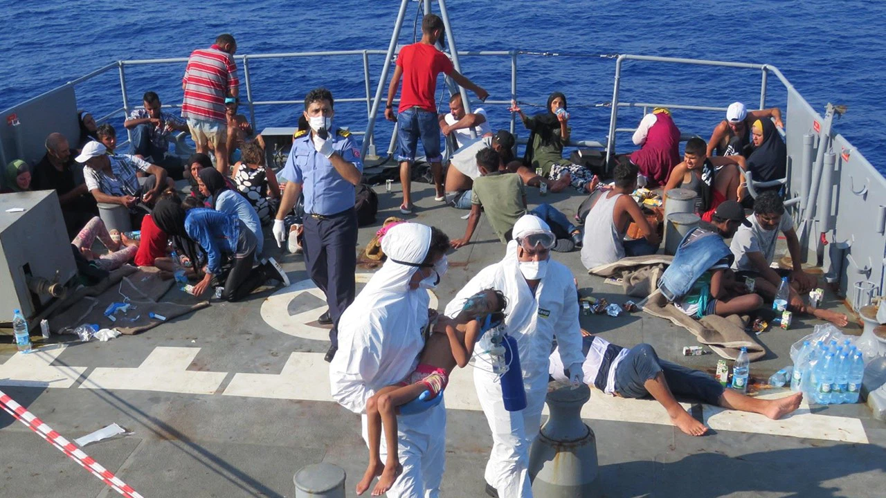 TCG Bozcaada, Lübnan açıklarındaki göçmenleri kurtardı