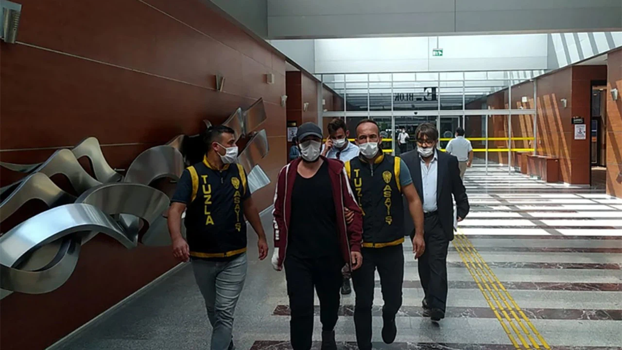 Halil Sezai'nin elindeki detaya dikkat