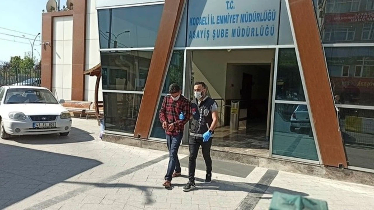 Sahte polis ve savcılar dolandırıcılık paralarını çekerken yakalandı