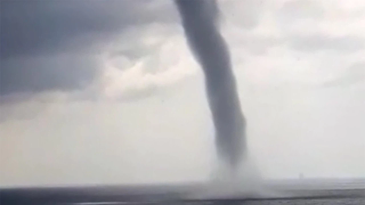 Antalya'da sahile 200 metre mesafede dev hortum