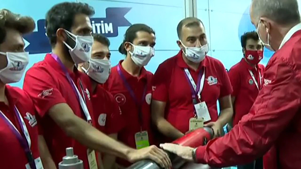 Gençlerin yaptığı füzenin üzerine imza attı