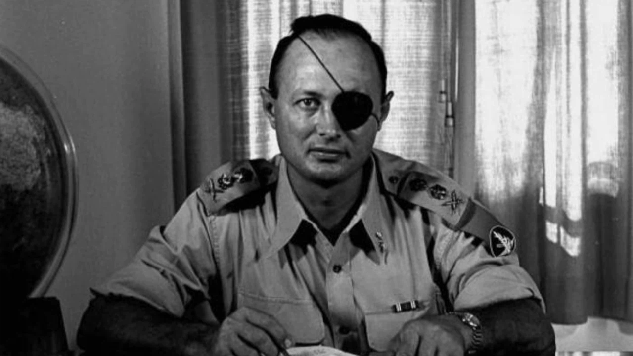 İsrail eski savunma bakanının Mısır'dan tarihi eser çalarken çekilen fotoğrafı ortaya çıktı