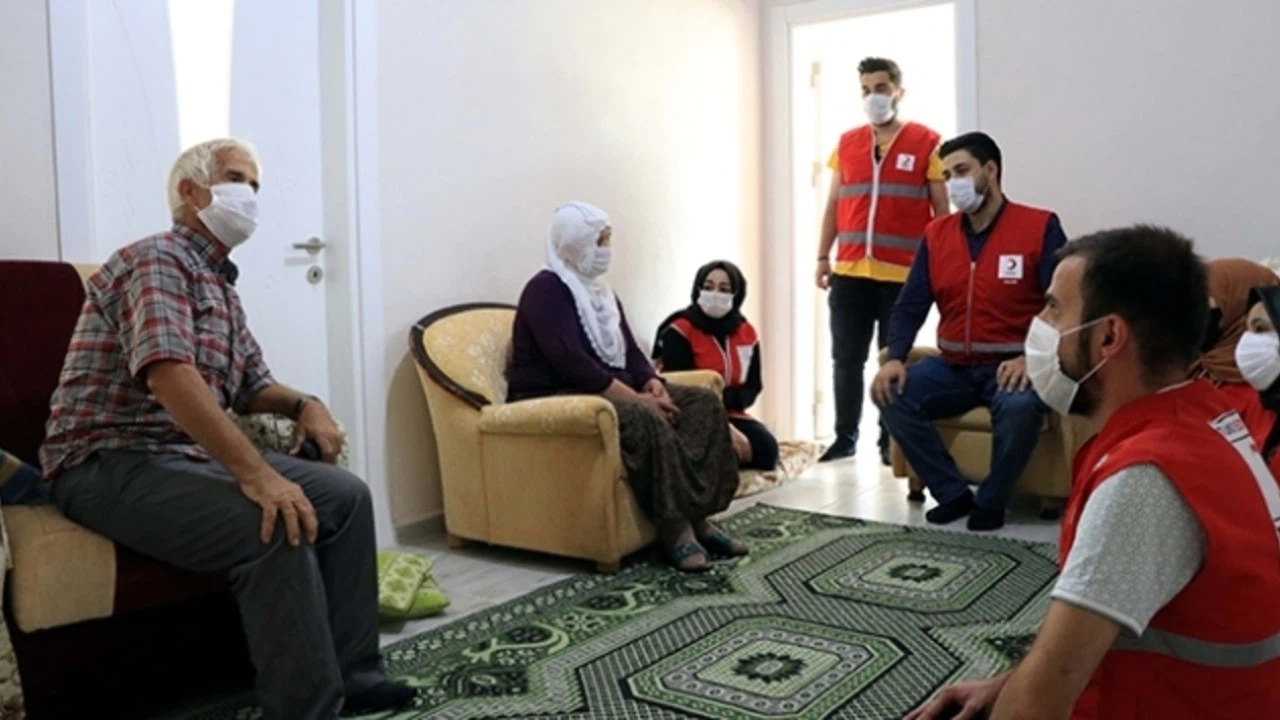 Kızılay'ın genç gönüllüleri bakıma muhtaç yaşlıların eli ayağı oldu