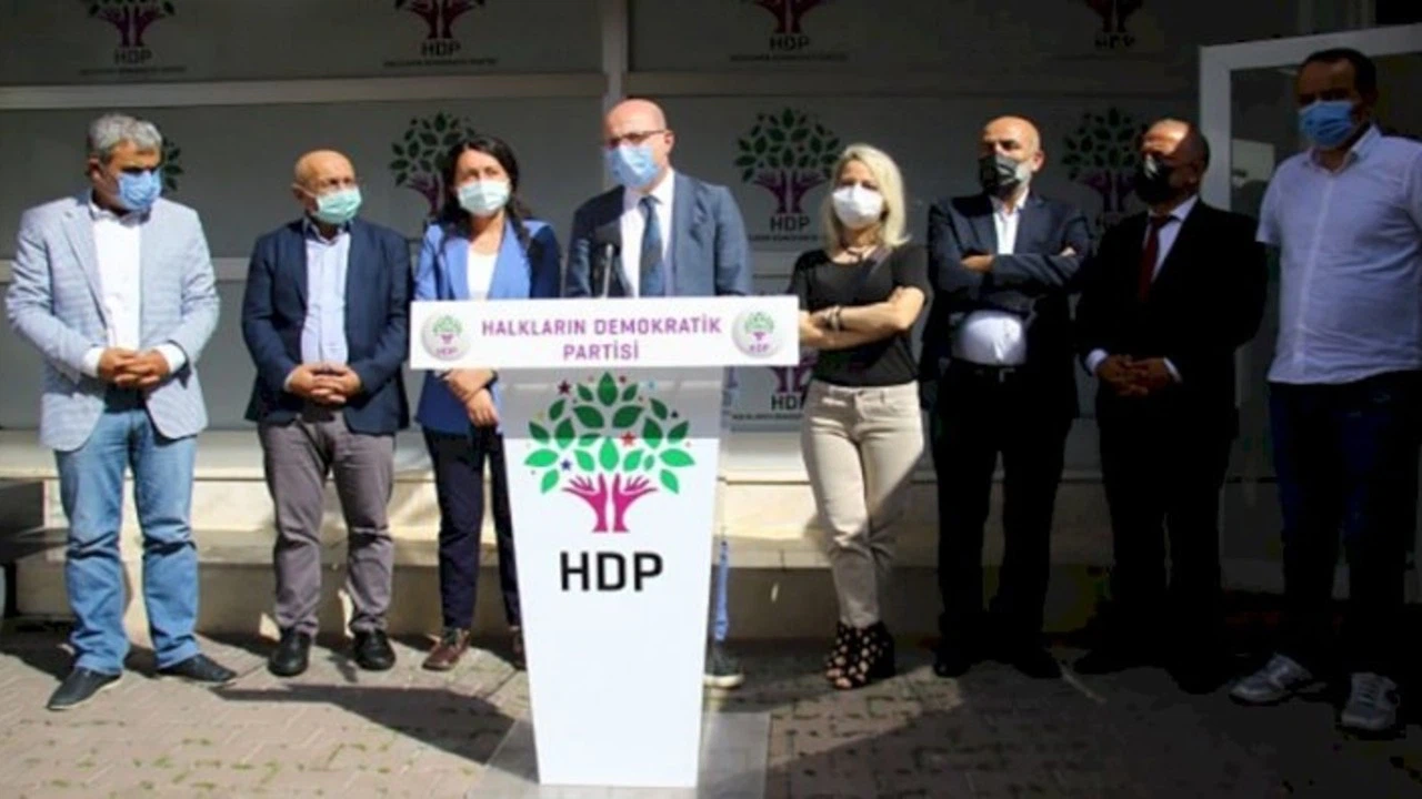 CHP’li İlhan Cihaner HDP Genel Merkezi’ni ziyaret ederek, Kobani operasyonlarına karşı HDP’ye destek verdi.