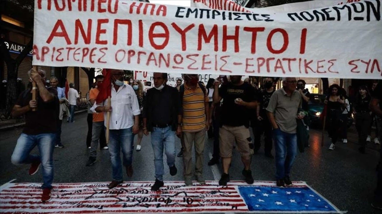 Yunanistan'da göstericiler, Pompeo'nun ülkeyi ziyaretini protesto etti, ABD bayrağını yaktı