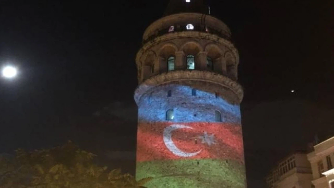 Azerbaycan Bayrağı Galata Kulesi'ne yansıtıldı