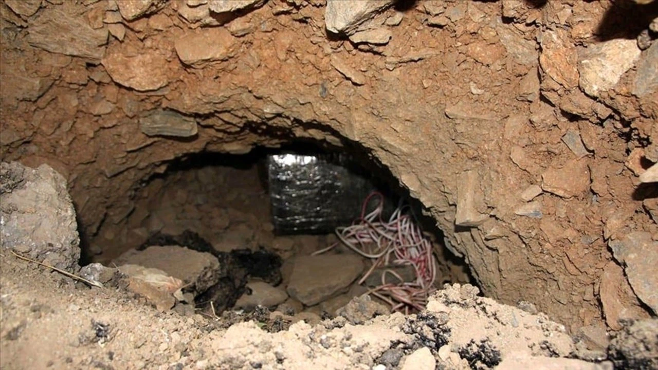 Bitlis'te teröristlerce köprü altına tuzaklanmış 300 kilogram patlayıcı imha edildi