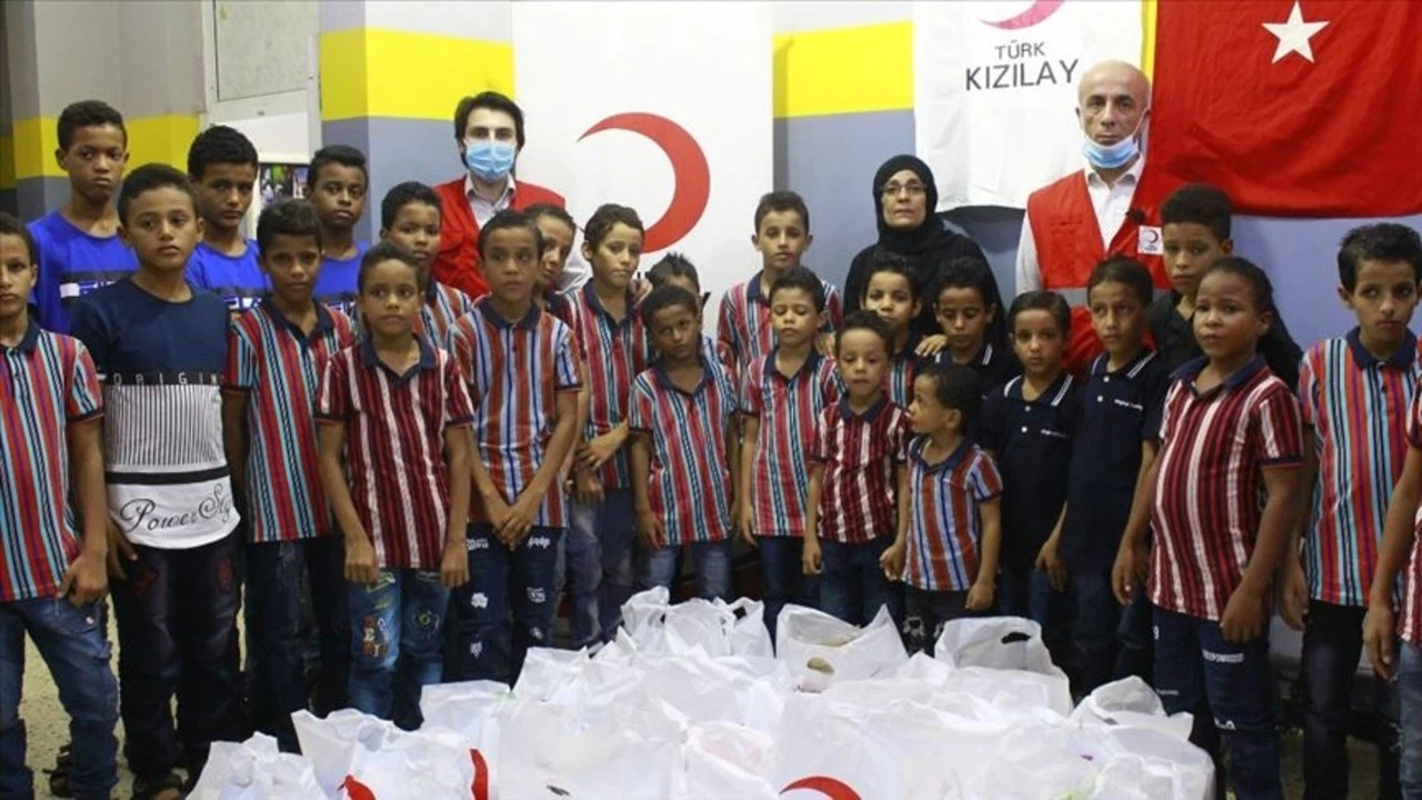 Türk Kızılay Yemenli yetim çocuklara okul kıyafetleri dağıttı
