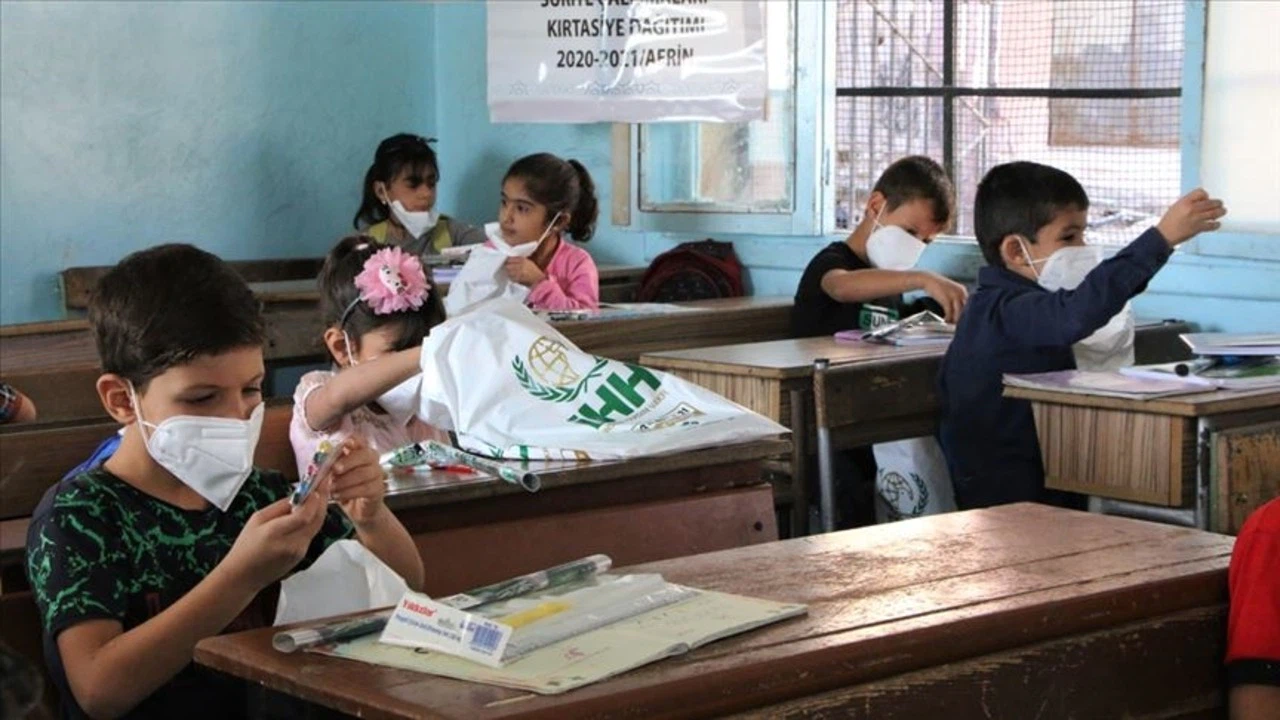 İHH’den Afrin’deki 2 bin 500 öğrenciye kırtasiye desteği