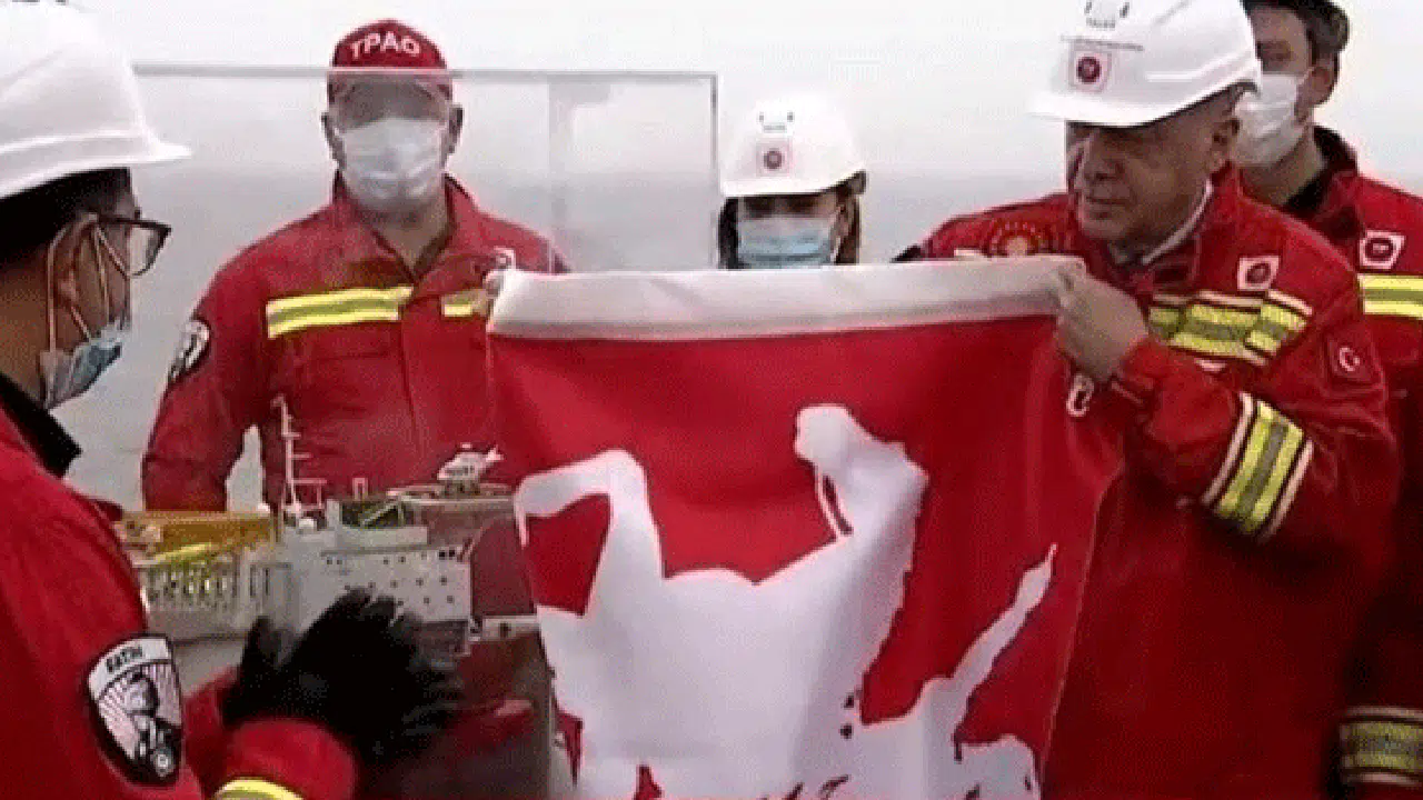 Başkan Erdoğan'a sancak hediyesi