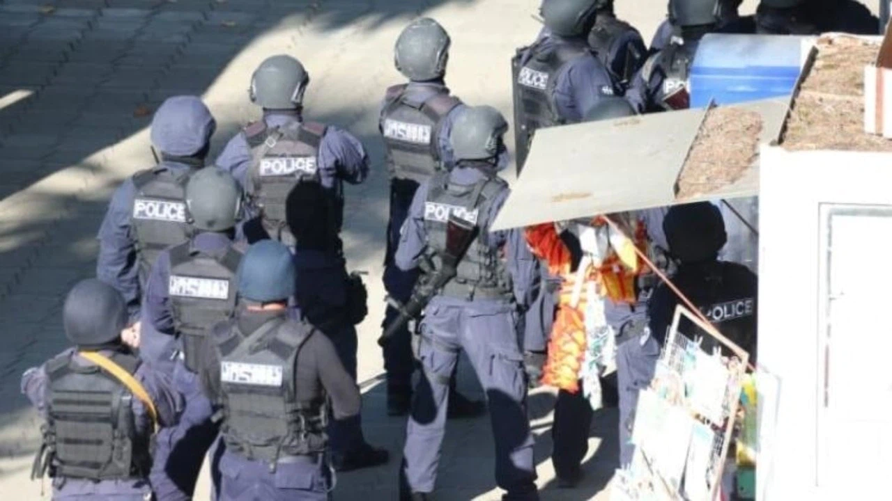 Gürcistan'da banka soymak isteyen saldırgan 20 kişiyi rehin aldı