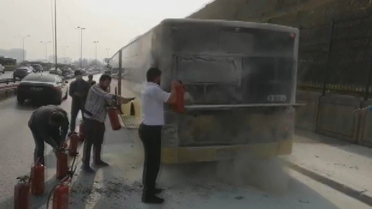 İstanbul'da İETT otobüsü yandı