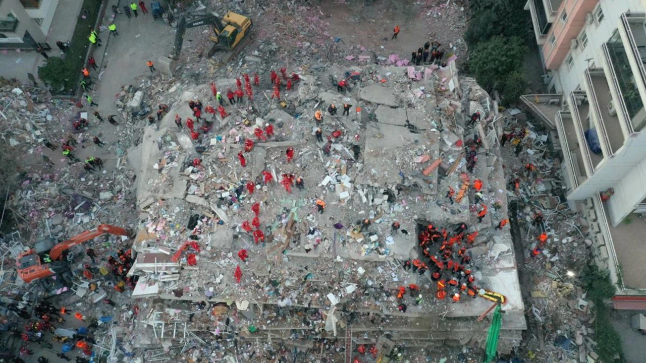 Enkaz altındaki anne ve 4 çocuğuna ulaşıldı