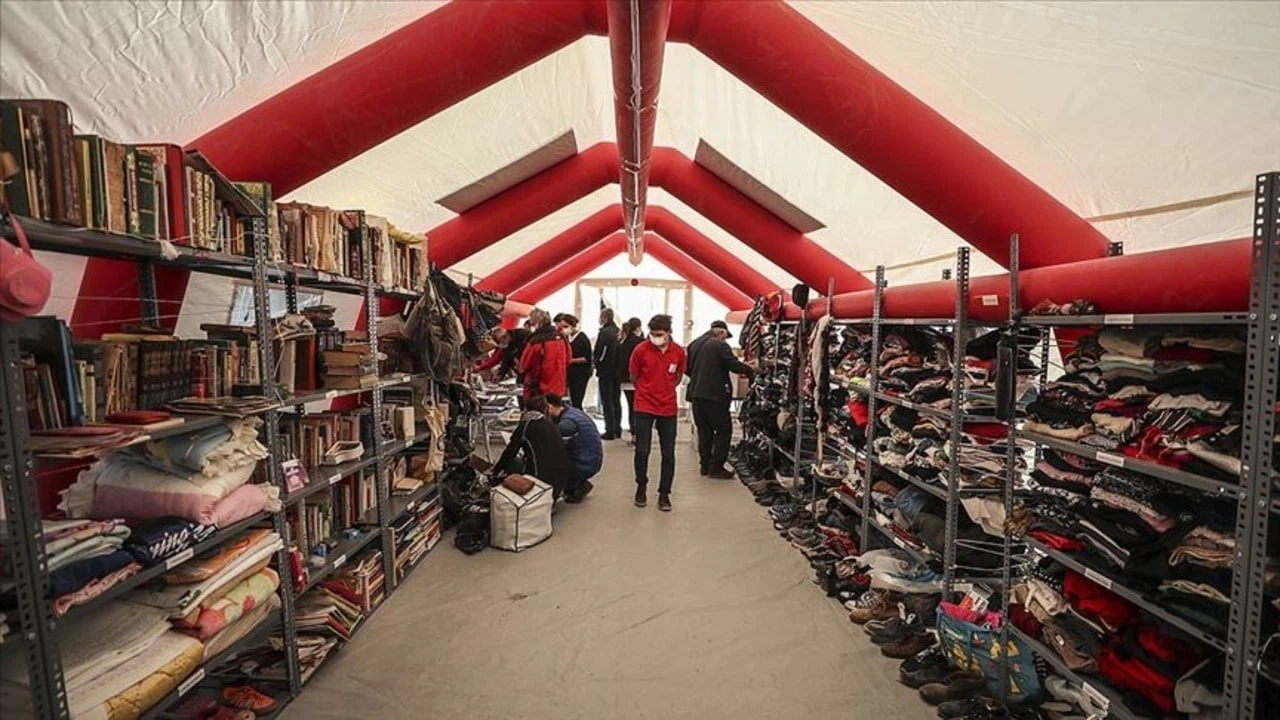 İzmir'de bina enkazından çıkan eşyalar Kızılay çadırında sahipleriyle buluşuyor