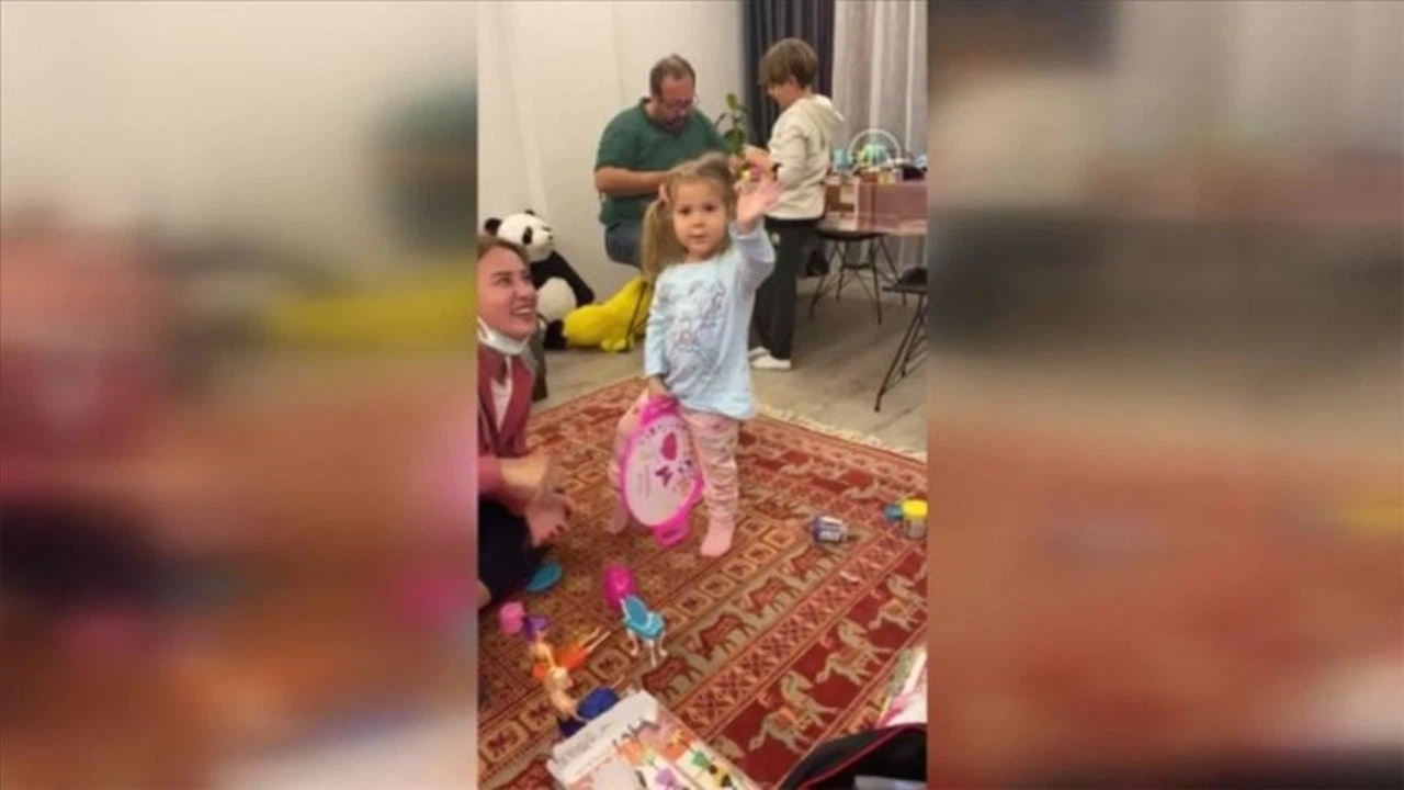 Enkazdan 91 saat sonra çıkarılan Ayda taburcu edildikten sonra ilk kez görüntülendi