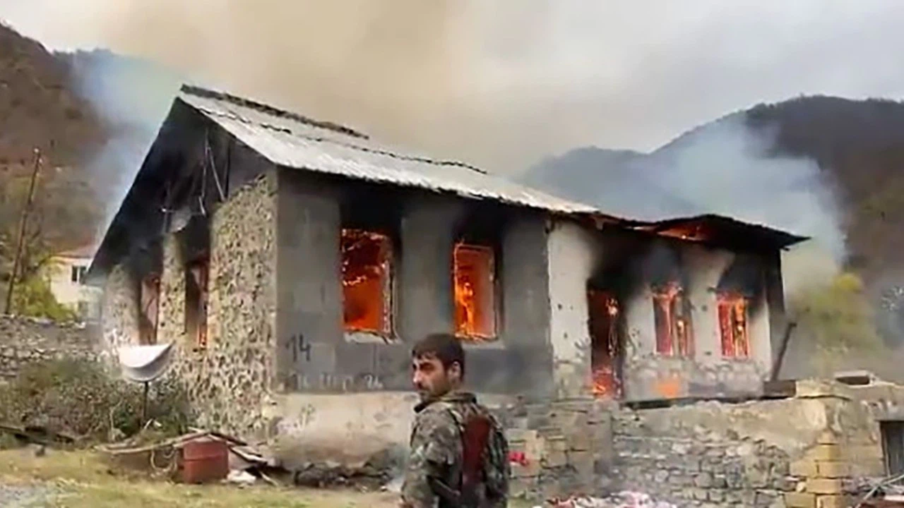 Ermenistan ordusu çekildikleri bölgeleri ateşe vermeye başladı