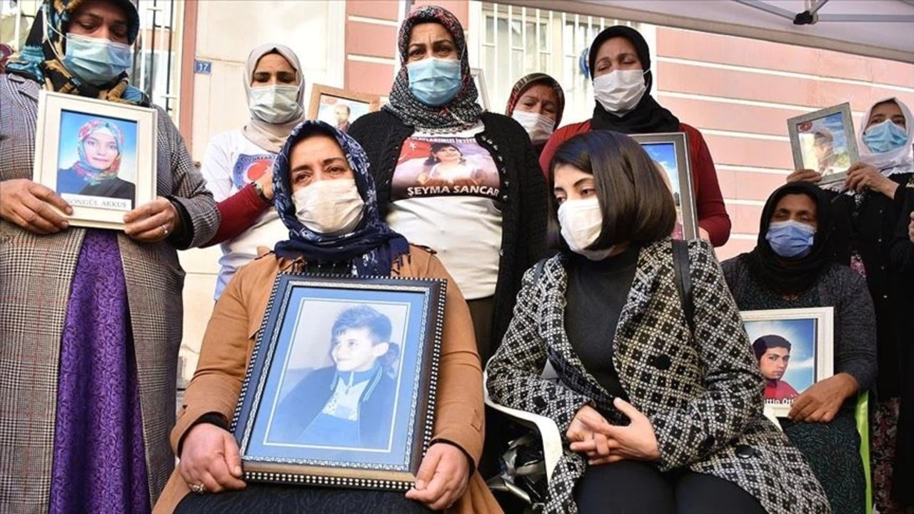 Diyarbakır'daki evlat nöbetine 9 yaşında dağa kaçırılan oğlu için katıldı