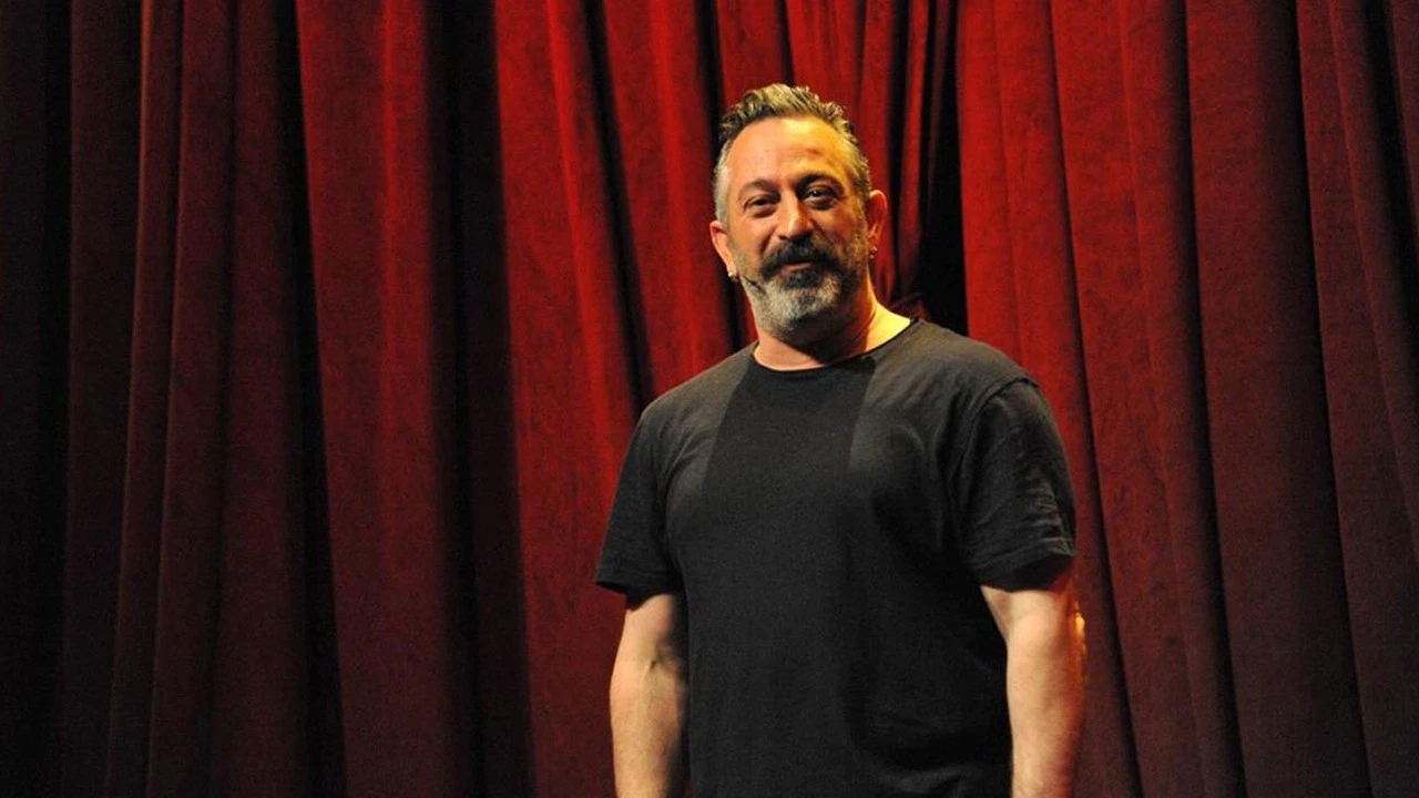 Komedyen Cem Yılmaz CHP'li belediyelere göz kırptı