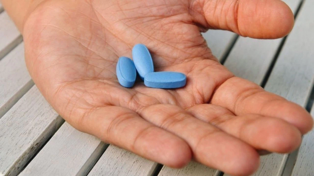 Bilim Kurulu Üyesi Akın'dan Covid-19 aşısı öncesi ağrı kesici uyarısı