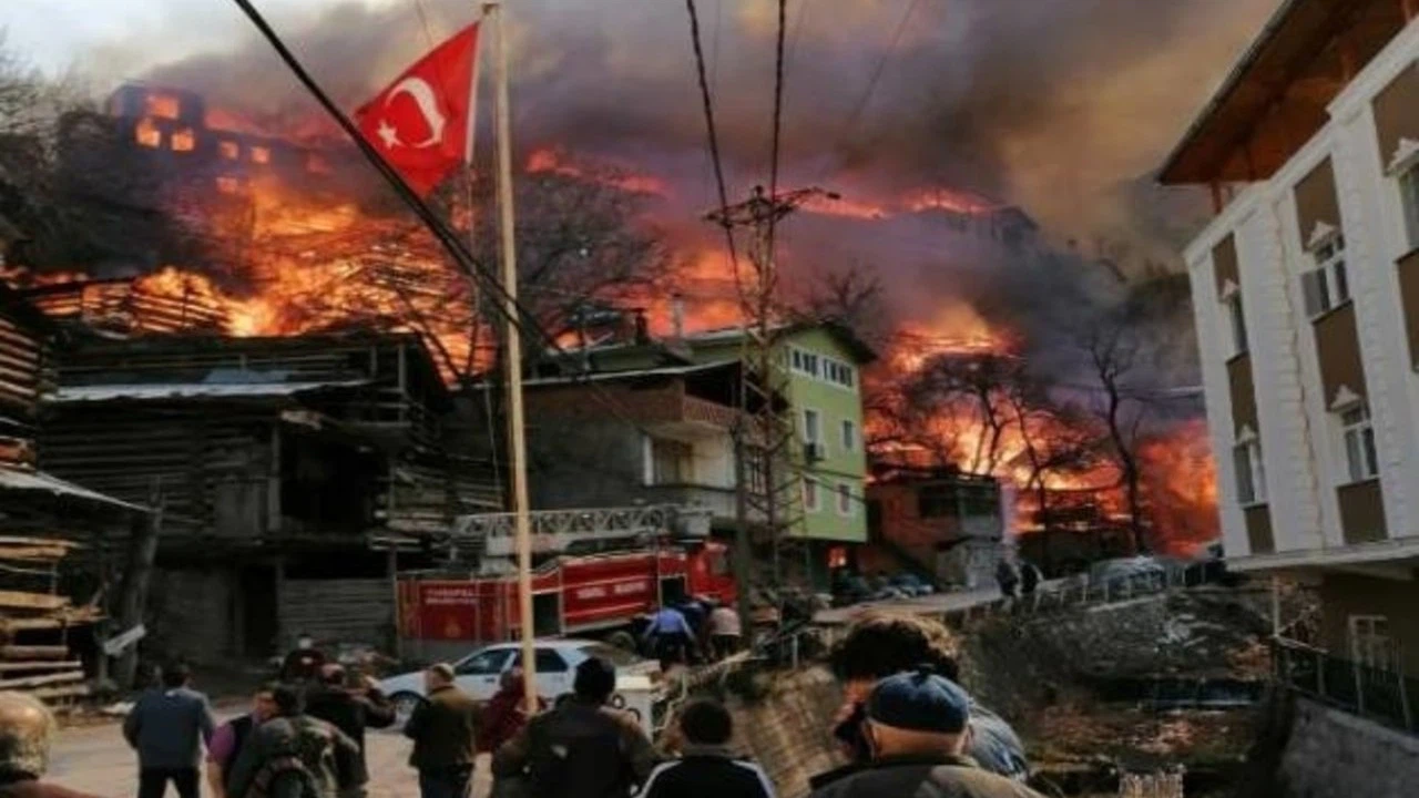 Artvin'de köyde yangın: 60 ev zarar gördü