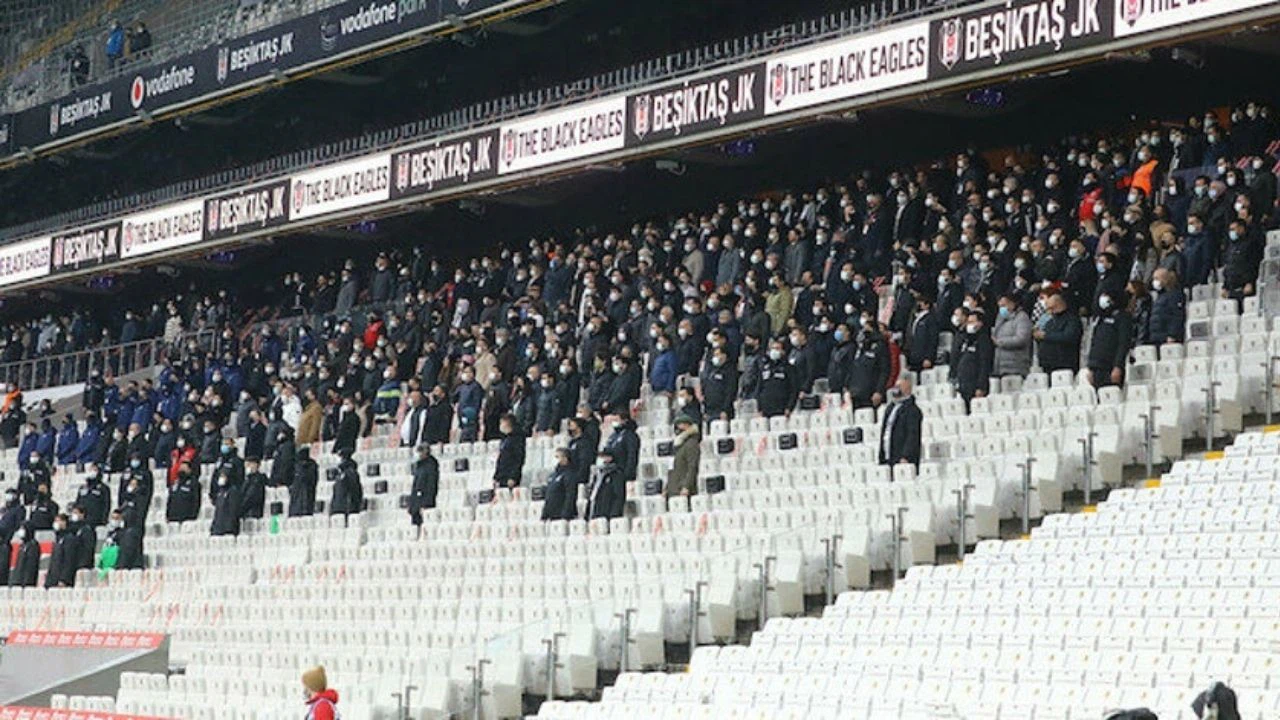Beşiktaş-Fenerbahçe derbisinde tribünlerin görüntüsü tartışma çıkardı