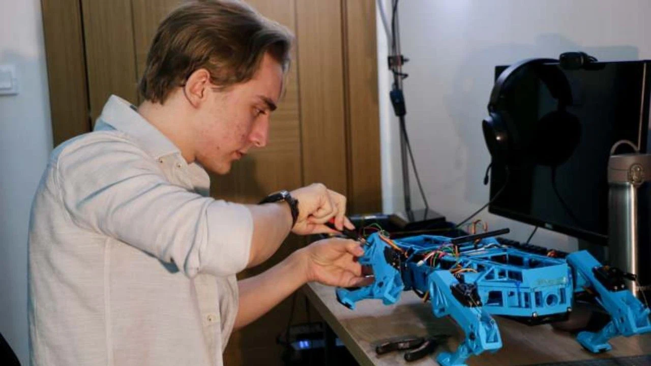 Lise öğrencisi robot köpek geliştirdi
