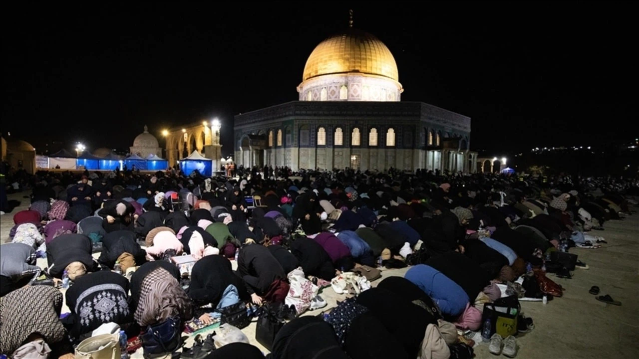 Kadir Gecesi'nde 280 bin Müslüman Mescid-i Aksa'da ibadet etti