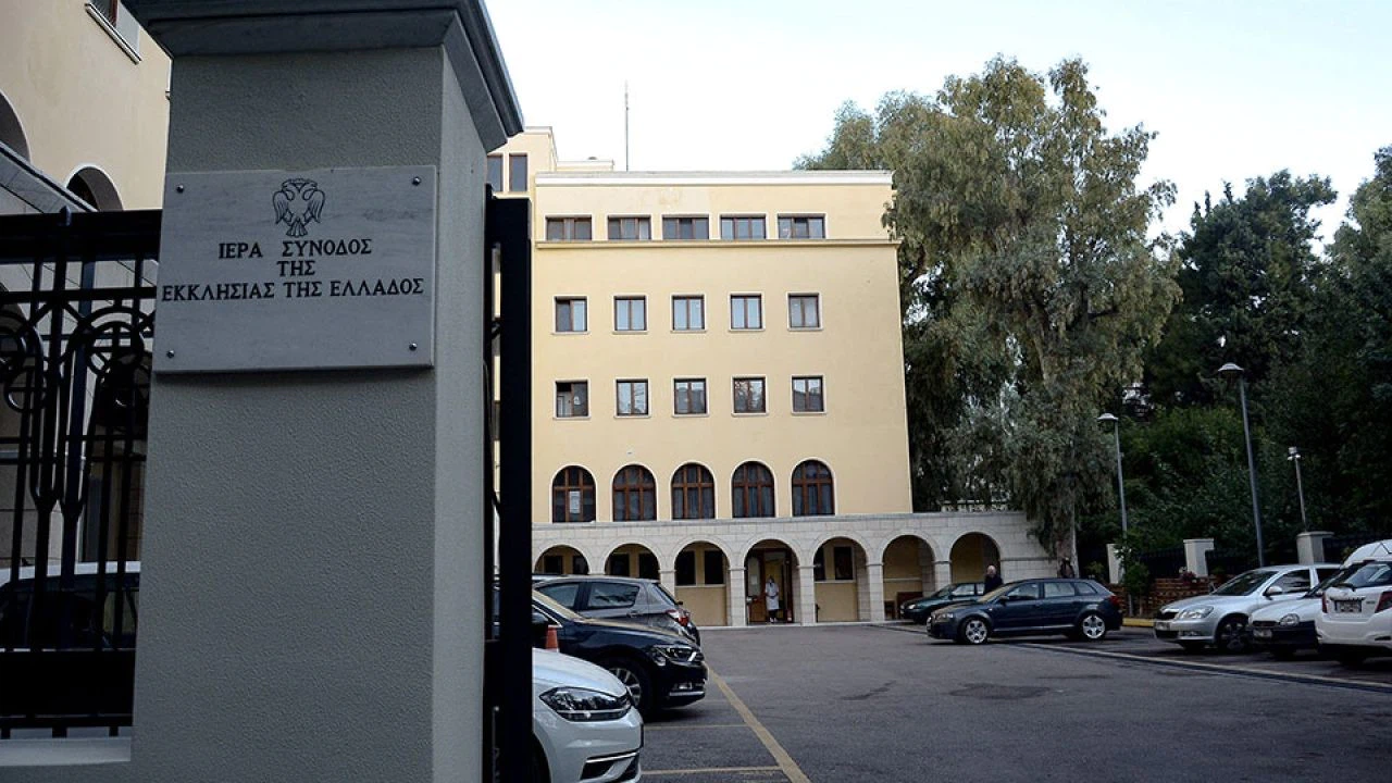 Yunanistan'da mahkemenin kararına tepki gösteren rahip, salondakilere kezzapla saldırdı