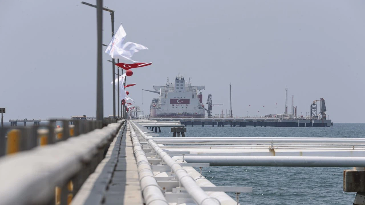 Enerji ve Tabii Kaynaklar Bakanı Dönmez, Ertuğrul Gazi gemisini tanıttı