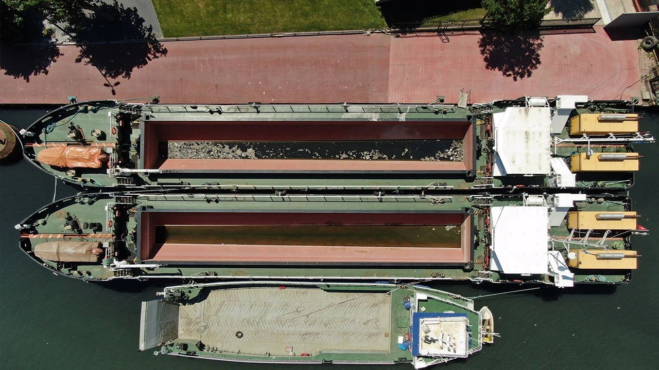 İBB'nin iskeleye bağlı olarak müsilaj temizleyen gemileri havadan görüntülendi