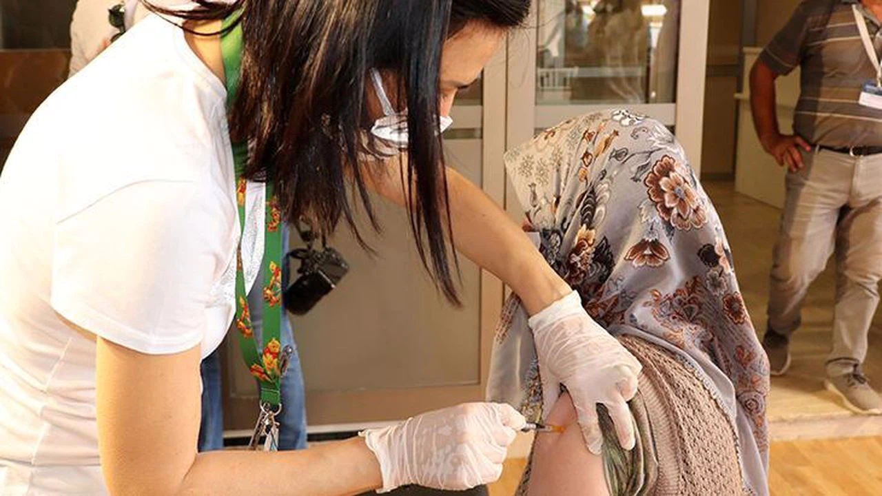 Koronavirüse yakalananlara tek doz aşı