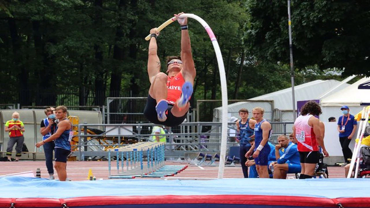 Ersu Şaşma, sırıkla atlamada Avrupa 3'üncüsü oldu