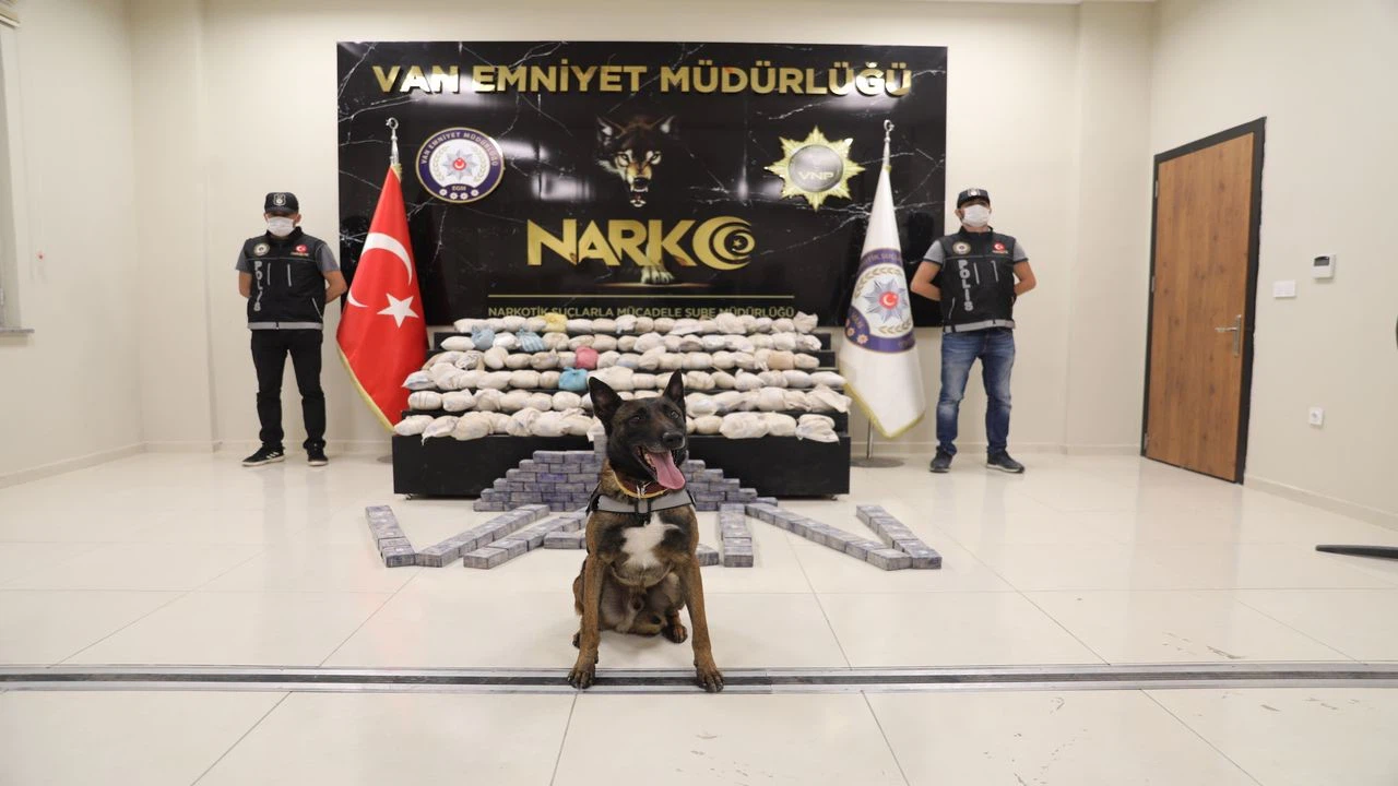 Van'da polisin "dur" ihtarına uymayan sürücünün aracında 155 kilo 675 gram eroin bulundu