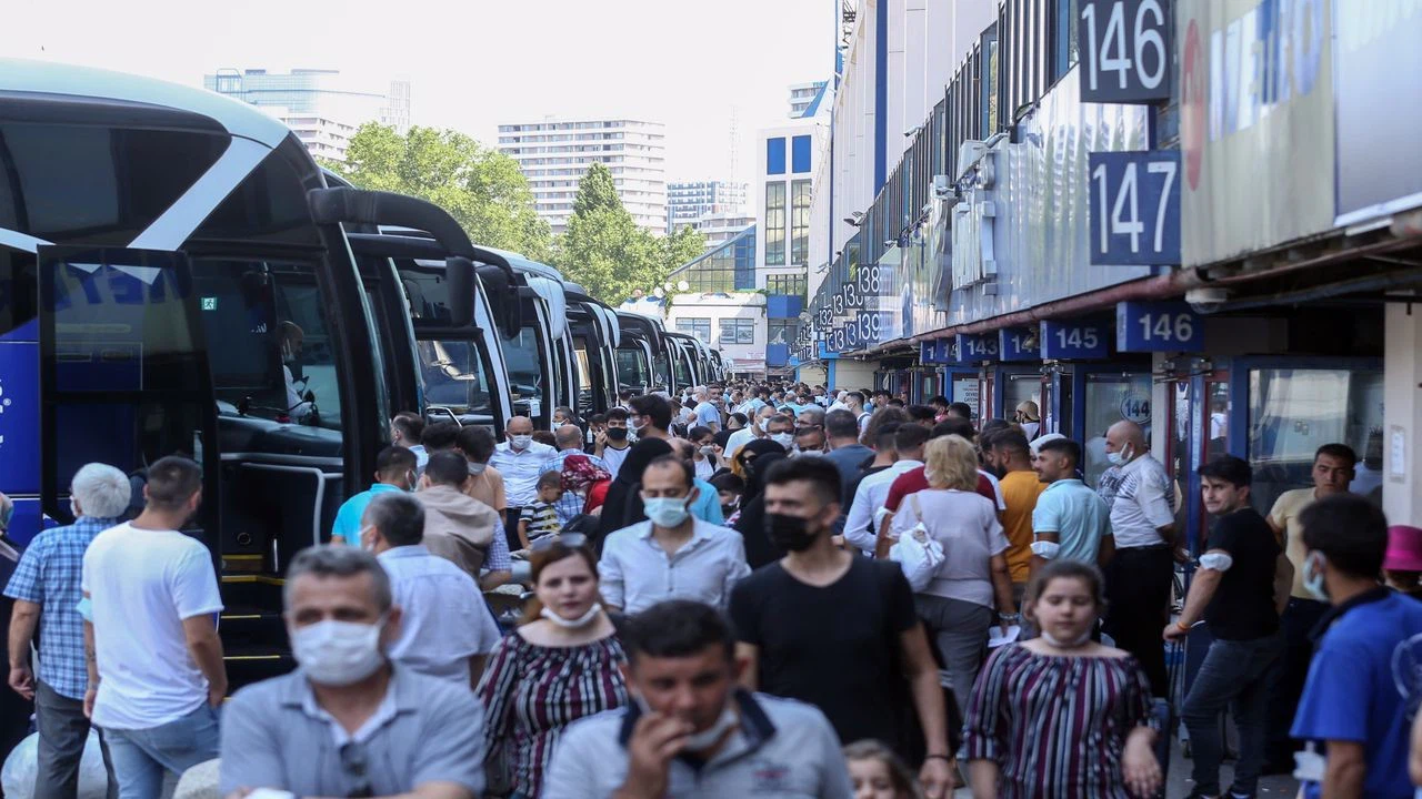 İstanbul'da havalimanları ve otogarlarda bayram hareketliliği yaşanıyor
