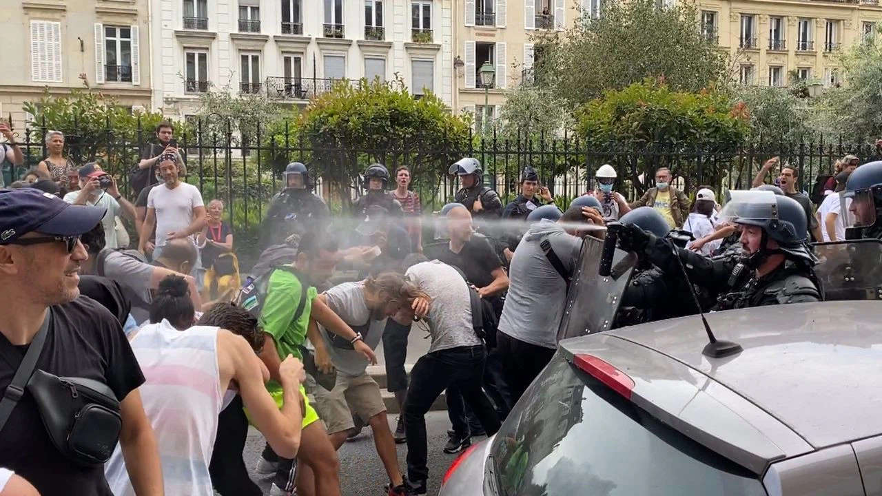 Fransa'nın dört bir yanında Kovid-19 zorunlu aşı karşıtları yine meydanlarda
