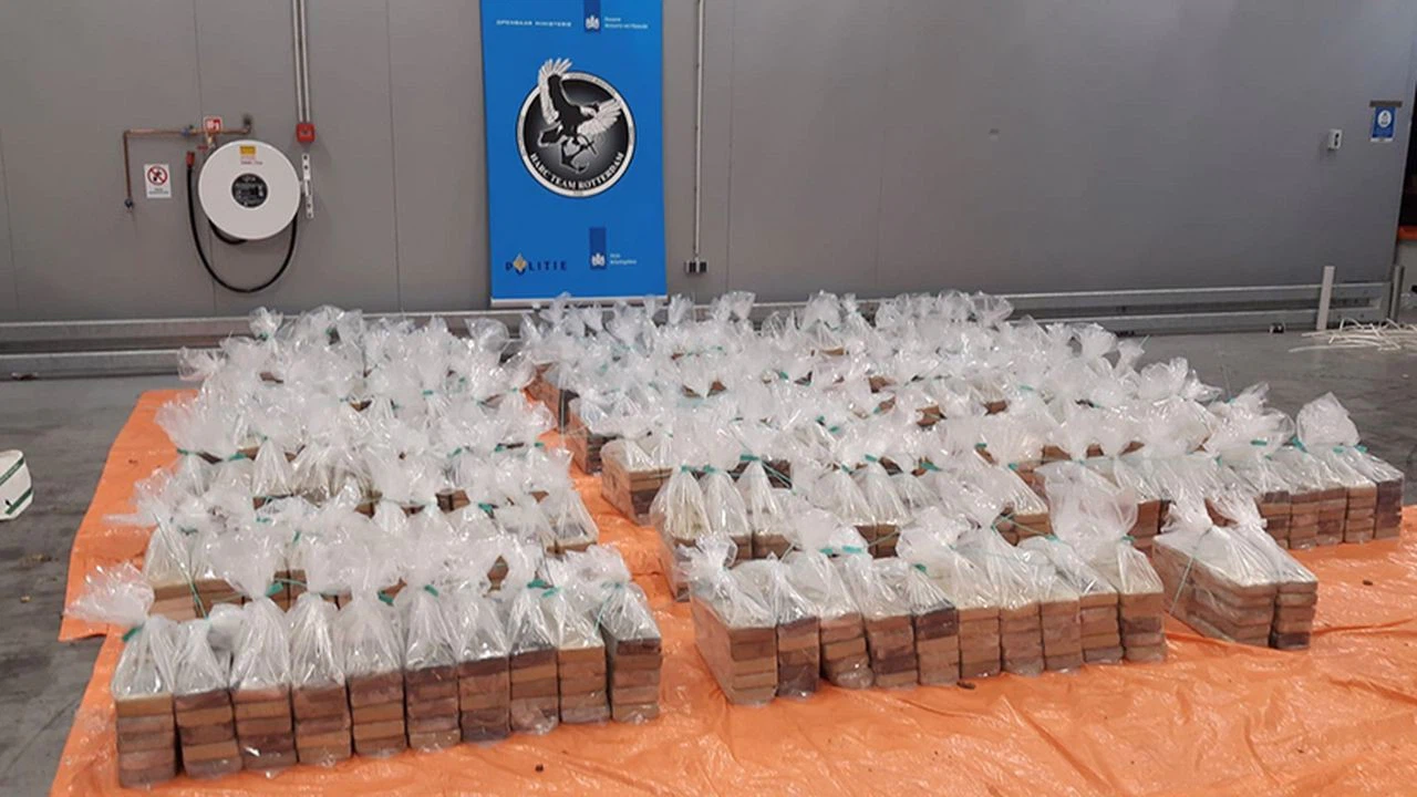 Hollanda'nın Rotterdam limanında 1 ton 760 kilogram kokain ele geçirildi