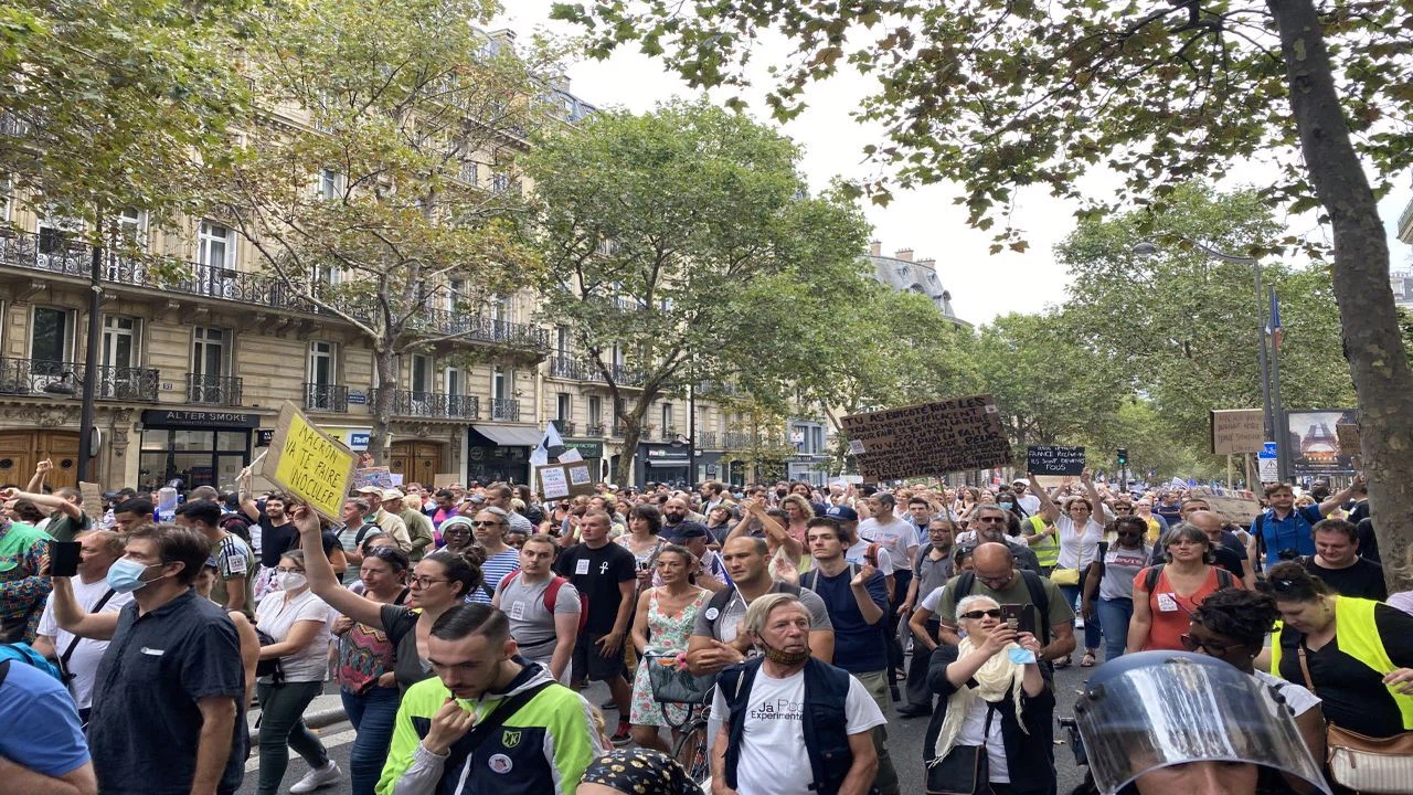 Fransa'da hükümetin Kovid-19 ile mücadele politikası karşıtı gösteriler 6. haftasında devam etti