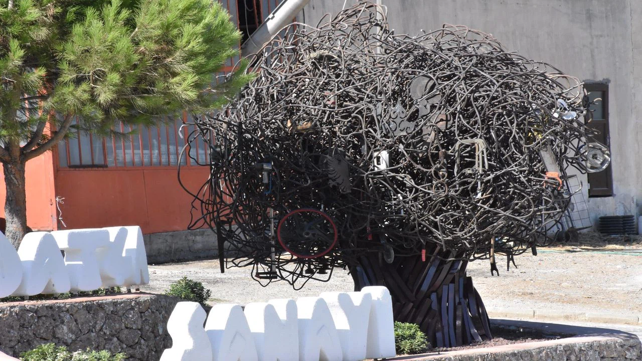 Datça'da yapılan Sanayi Ağacı heykeli tartışmaya neden oldu