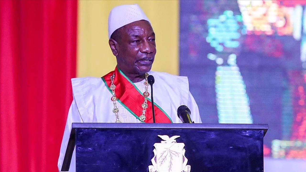 Gine'nin demokratik güç değişimiyle iktidara gelen ilk Cumhurbaşkanı Alpha Conde darbeyle devrildi